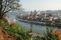 Blick auf Altstadt und Donauschiffe.jpg